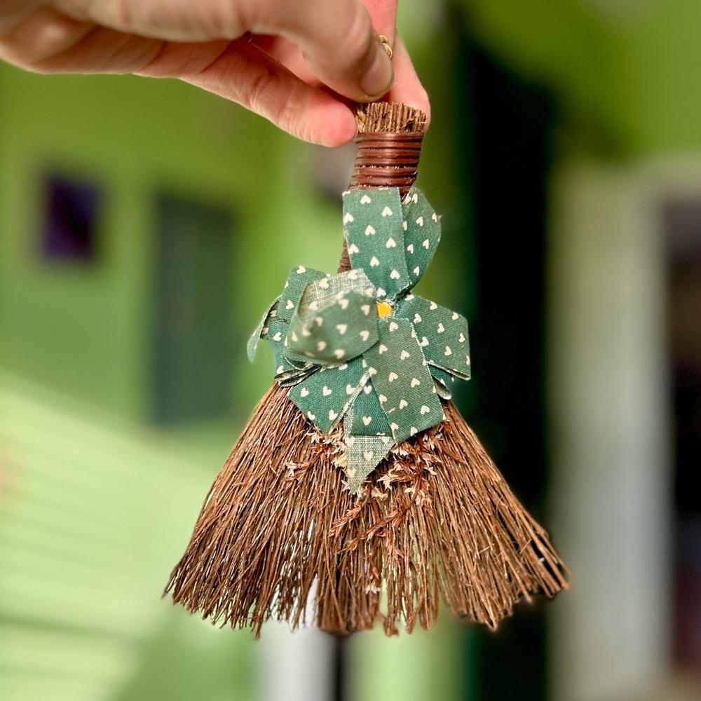 ❌SOLD Cottagecore Olde Handcrafted Handmade Hay Broom With Bow Art - Picture 8 of 8
